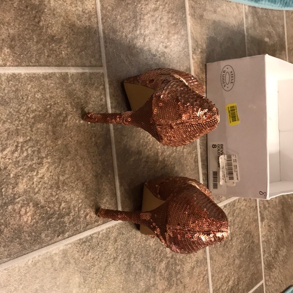 New in box Steve Madden Bevv Gold sequin heels. - Picture 5 of 8